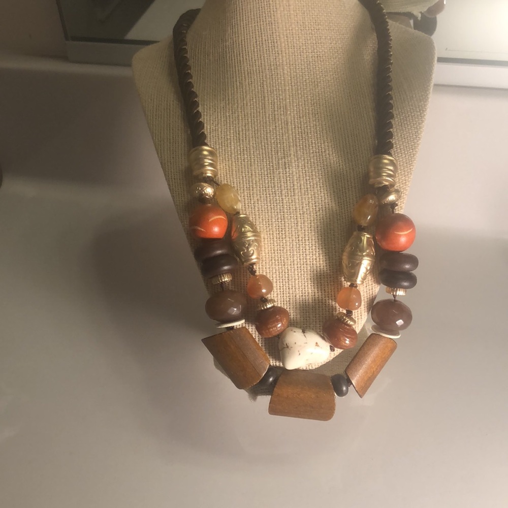 Chico’s pretty wood and bead necklace